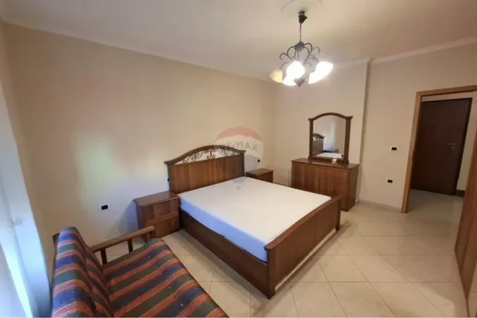 Tirane, jepet me qera apartament 2+1+Ballkon Kati 3, 100 m² 850 € (Bllok)