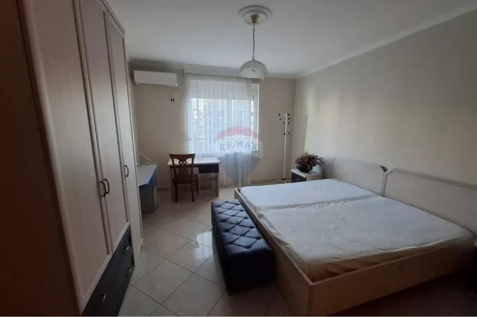 Tirane, jepet me qera apartament 2+1+Ballkon Kati 3, 100 m² 850 € (Bllok)