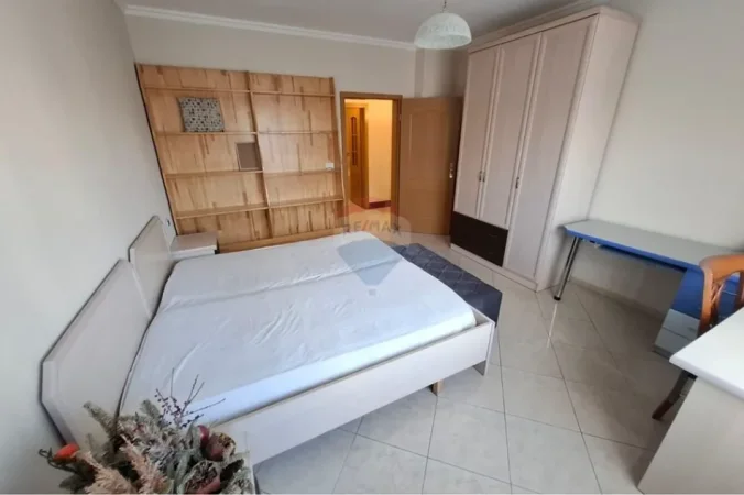 Tirane, jepet me qera apartament 2+1+Ballkon Kati 3, 100 m² 850 € (Bllok)