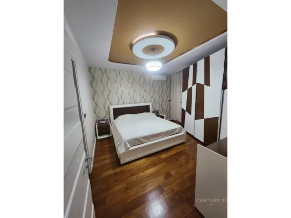 Tirane, jepet me qera apartament 2+1+Aneks+Ballkon Kati 12, 135 m² 1.000 € (Hipoteka)