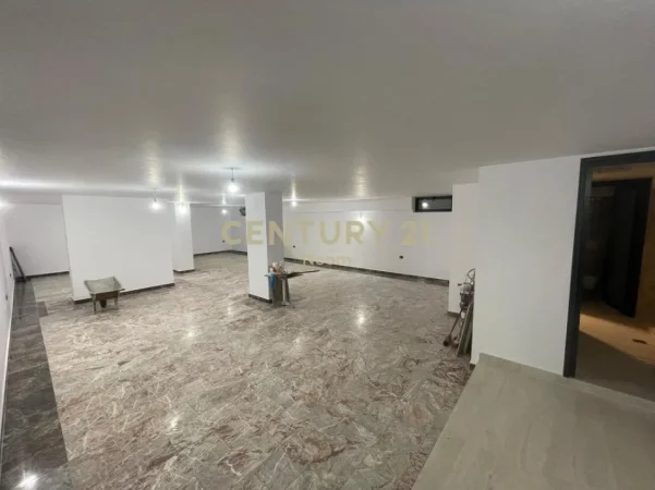 Tirane, jepet me qera ambjent biznesi , 200 m² 3.100 € 