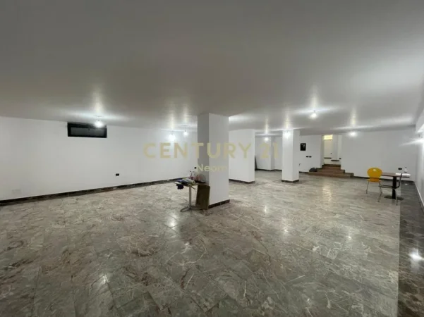Tirane, jepet me qera ambjent biznesi , 200 m² 3.100 € 