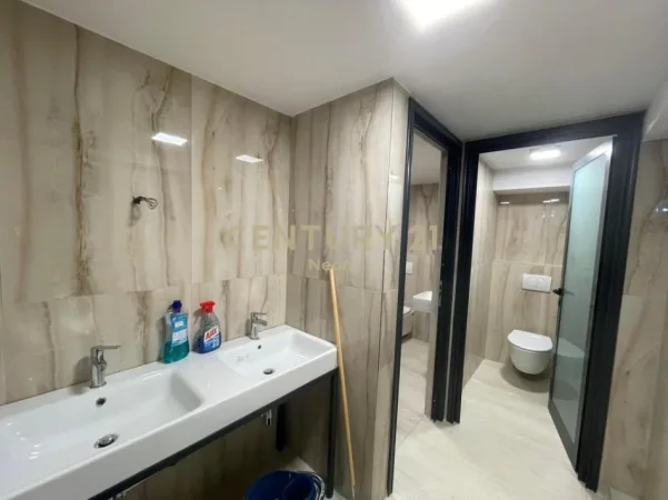 Tirane, jepet me qera ambjent biznesi , 200 m² 3.100 € 