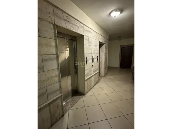 Tirane, jepet me qera zyre Kati 5, 58 m² 