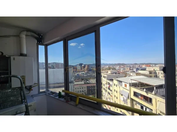 Tirane, jepet me qera apartament 1+1 Kati 10, 53 m² 500 € (PALLATI ME SHIGJETA)