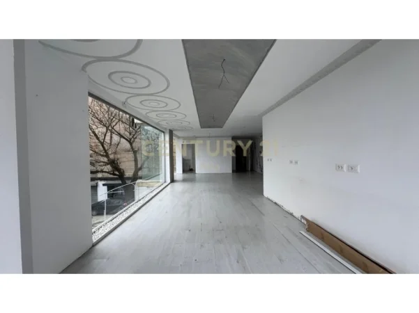 Tirane, jepet me qera ambjent biznesi Kati 1, 72 m² 1.050 € (Mozaiku)