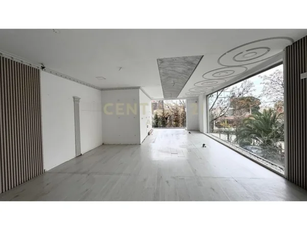 Tirane, jepet me qera ambjent biznesi Kati 1, 72 m² 1.050 € (Mozaiku)