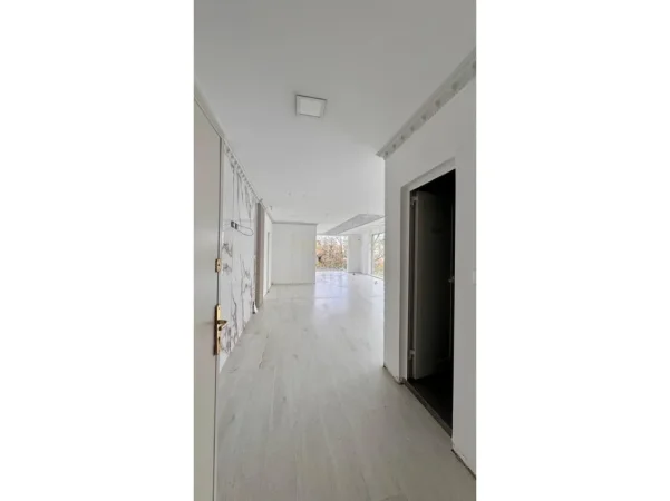 Tirane, jepet me qera ambjent biznesi Kati 1, 72 m² 1.050 € (Mozaiku)