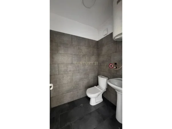 Tirane, jepet me qera ambjent biznesi Kati 1, 72 m² 1.050 € (Mozaiku)