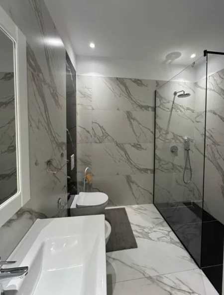 Tirane, jepet me qera apartament 1+1 , 98 m² 1.300 € 