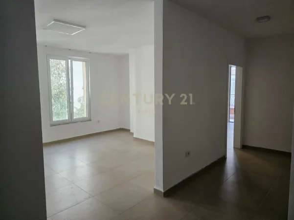 Tirane, jepet me qera ambjent biznesi Kati 1, 81 m² (Liceu Artistik)