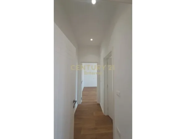 Tirane, jepet me qera zyre Kati 20, 111 m² 1.200 € (Garden Building)