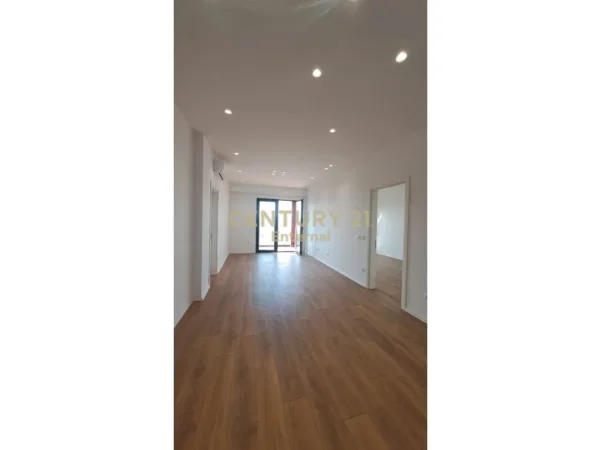 Tirane, jepet me qera zyre Kati 20, 111 m² 1.200 € (Garden Building)