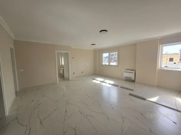 Tirane, jepet me qera ambjent biznesi Kati 4, 100 m² 900 € (Donika Center)