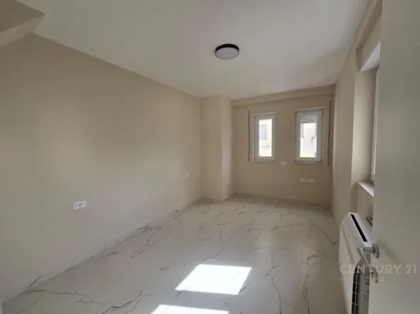 Tirane, jepet me qera ambjent biznesi Kati 4, 100 m² 900 € (Donika Center)