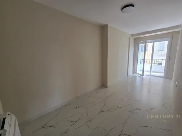 Tirane, jepet me qera ambjent biznesi Kati 4, 100 m² 900 € (Donika Center)