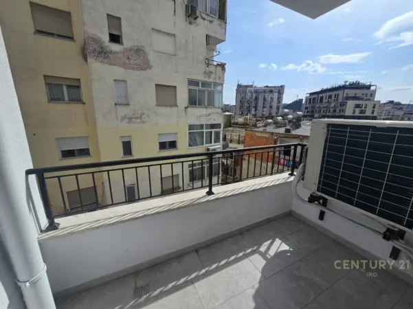 Tirane, jepet me qera ambjent biznesi Kati 4, 100 m² 900 € (Donika Center)