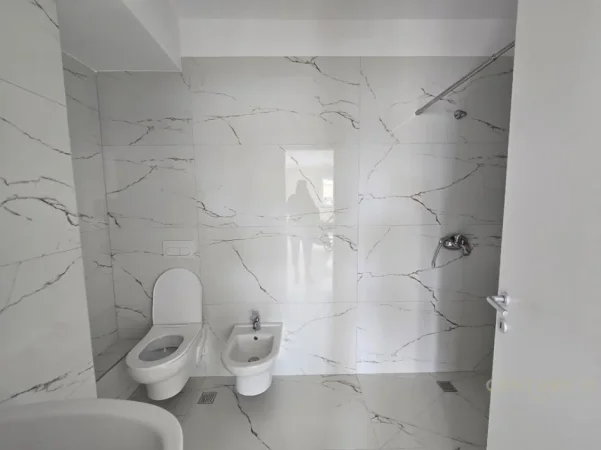 Tirane, jepet me qera ambjent biznesi Kati 4, 100 m² 900 € (Donika Center)