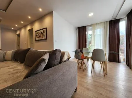 Tirane, jepet me qera apartament 3+1 Kati 3, 143 m² 800 € (Kopshti Botanik)