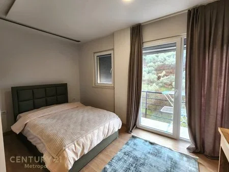 Tirane, jepet me qera apartament 3+1 Kati 3, 143 m² 800 € (Kopshti Botanik)