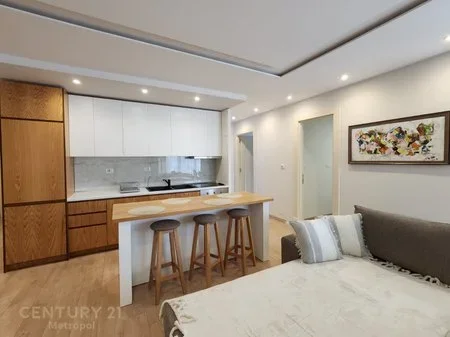 Tirane, jepet me qera apartament 3+1 Kati 3, 143 m² 800 € (Kopshti Botanik)