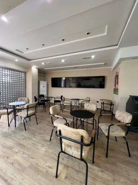Tirane, shitet dyqan Kati 0, 100 m² 250.000 € (komuna e parisit)