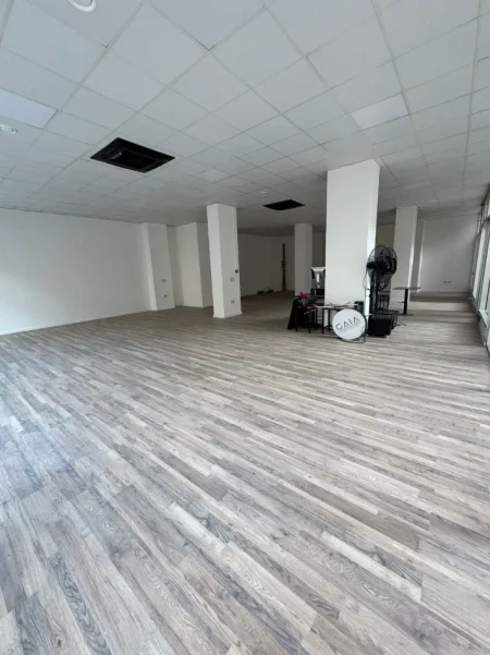 Tirane, jepet me qera ambjent biznesi Kati 1, 175 m² 2100 € (STACIONI I TRENIT)