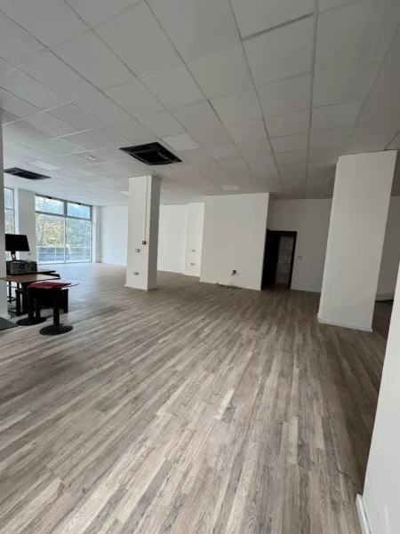 Tirane, jepet me qera ambjent biznesi Kati 1, 175 m² 2100 € (STACIONI I TRENIT)