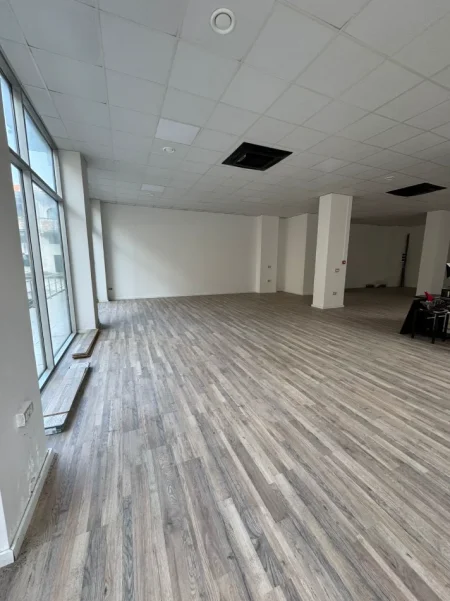 Tirane, jepet me qera ambjent biznesi Kati 1, 175 m² 2100 € (STACIONI I TRENIT)