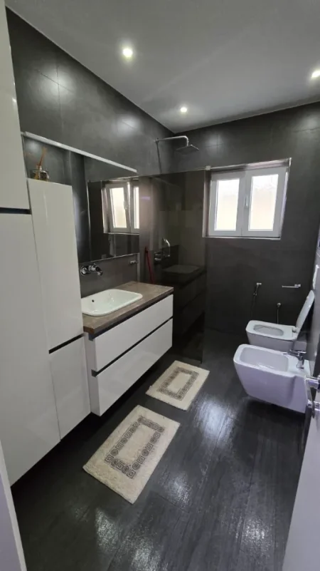 Tirane, jepet me qera apartament 2+1 Kati 2, 110 m² 600 € (SAUK)