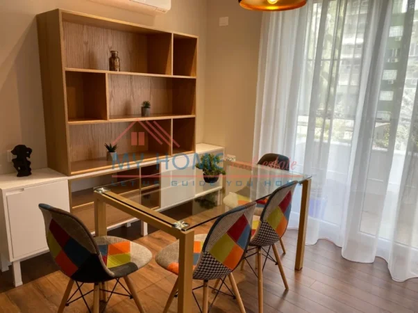 Tirane, jepet me qera apartament 1+1+Ballkon Kati 4, 60 m² 800 € (Rruga Nikolla Tupe)