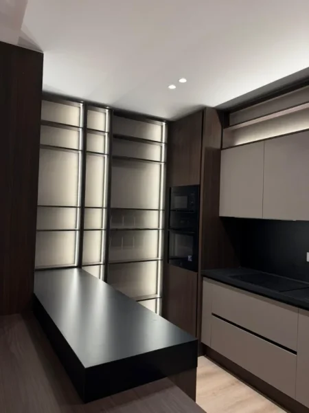 Tirane, jepet me qera apartament 2+1+Ballkon , 140 m² 2.800 € (Lion Park Residence)