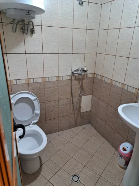 Tirane, jepet me qera apartament 1+1 Kati 4, 70 m² 400 € (Rruga Muzaket)