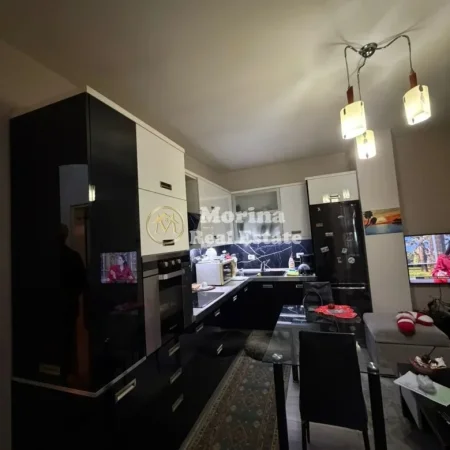 Tirane, jepet me qera apartament 1+1 Kati 4, 70 m² 500 € (Casa Italia)