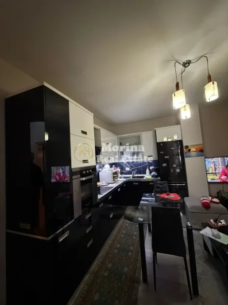 Tirane, jepet me qera apartament 1+1 Kati 4, 70 m² 500 € (Casa Italia)