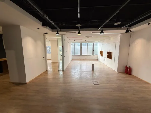 Tirane, jepet me qera ambjent biznesi Kati 1, 85 m² 1.100 € (Prane Downtown One)