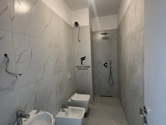 Tirane, jepet me qera zyre Kati 10, 108 m² 1.000 € (RRUGA E BARRIKADAVE)