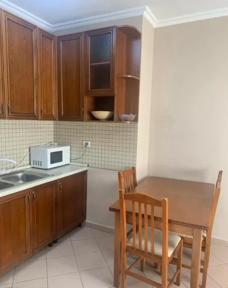 Tirane, jepet me qera apartament 1+1 Kati 5, 62 m² 550 € (RRUGA E DURRESIT)