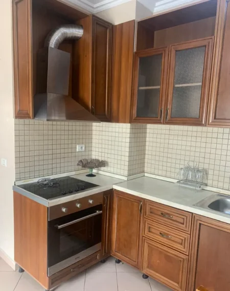 Tirane, jepet me qera apartament 1+1 Kati 5, 62 m² 550 € (RRUGA E DURRESIT)