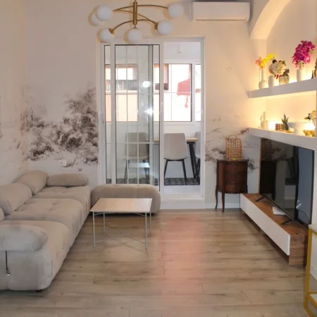 Tirane, jepet me qera apartament 2+1+Ballkon , 70 m² 1.100 € (Blloku)