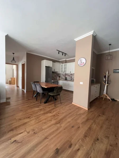 Tirane, jepet me qera apartament 2+1 Kati 2, 108 m² 800 € 