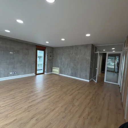 Tirane, jepet me qera zyre Kati 6, 200 m² 2.500 € (KOMPLEKSI DELIJORGJI)