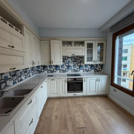 Tirane, jepet me qera zyre Kati 6, 200 m² 2.500 € (KOMPLEKSI DELIJORGJI)