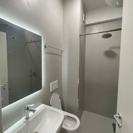 Tirane, jepet me qera apartament 1+1+Ballkon , 70 m² 450 € (Ali Demi)