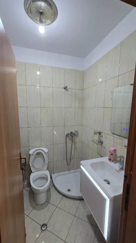 Tirane, jepet me qera apartament 1+1 , 53 m² 500 € (Pallati me shigjeta)