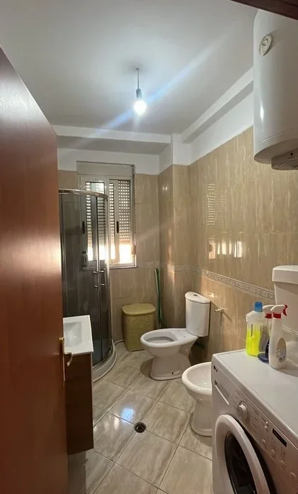 Tirane, jepet me qera apartament Kati 3, 65 m² 450 € (Liqeni i Thate)