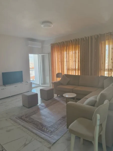 Tirane, jepet me qera apartament 1+1 Kati 8, 70 m² 500 € (Rruga 5 Maji)