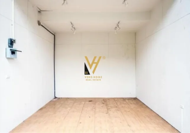 Tirane, shitet dyqan Kati 0, 30 m² 120.000 € (KOMUNA E PARISIT)