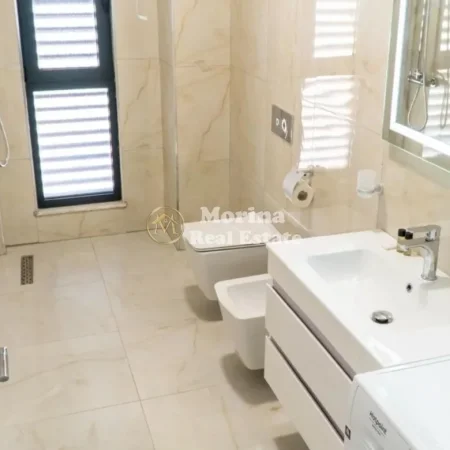 Tirane, jepet me qera apartament 1+1 Kati 4, 106 m² 1.500 € (Ministria Drejtesise)