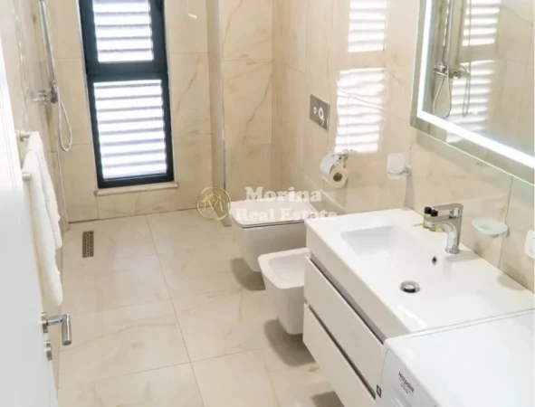 Tirane, jepet me qera apartament 1+1 Kati 4, 106 m² 1.500 € (Ministria Drejtesise)